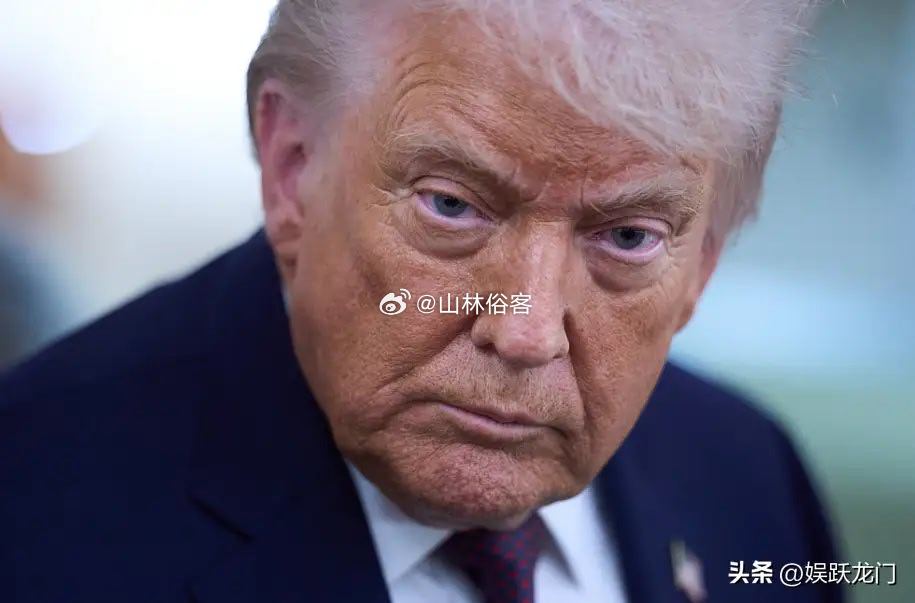 特朗普连续13天对伊朗发动空袭后突然踩下刹车，这事儿表面上看像是个和...