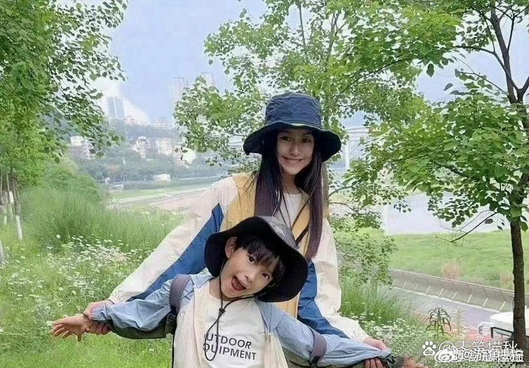 周杰伦和昆凌的俩孩子罕见露面啦！大女儿海瑟薇就像小昆凌，儿子罗密欧脸型像妈，眉眼像周杰伦。谁懂啊，这高颜值基因遗传太牛啦！ ​ ​​​