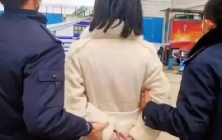 “没想到她竟潜伏了27年，”2021年，江西樟树一名幼儿园老师被警方逮捕，家长们在得知她的真实身份后，惊得冷汗直流。

主要信源：（荆楚网——贵州越狱犯藏在江西农村当老师 27年后终于落网 丈夫儿子蒙在鼓里）

2021年5月19日午后，江西樟树市龙湾村的空气里还飘着樟树叶的苦味。

幼儿园午休室的