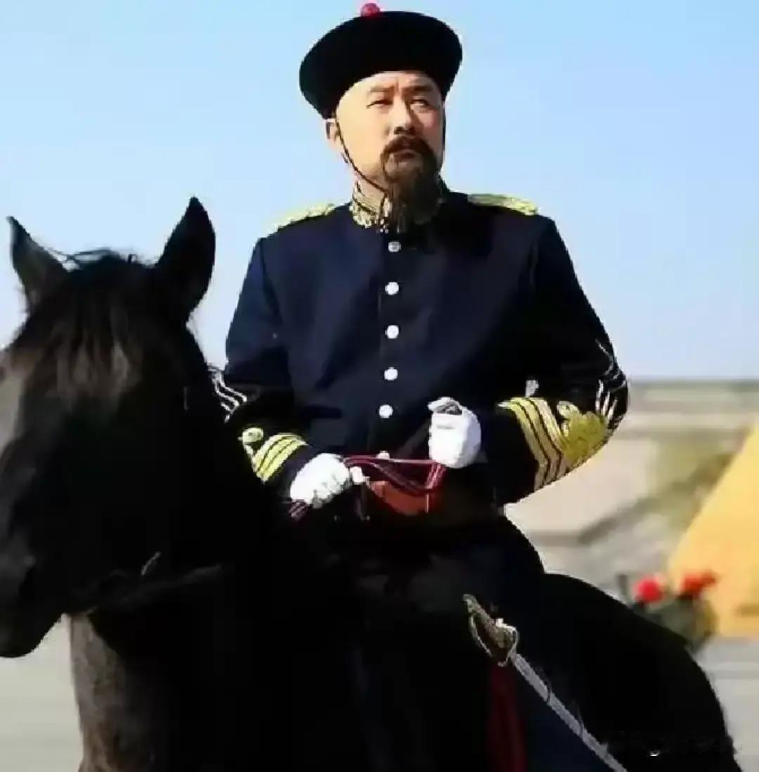 1901年，山东巡抚袁世凯回乡葬母，不料嫡兄袁世敦却穿了一身红衣现身，冷冷地说道：“你的母亲不能葬入祖坟！”
 
送葬队伍在官道上停了半晌。袁世凯没说话，抬手让仪仗靠边，自己往前走。他走到袁世敦跟前三步远站定。
 
“大哥。”他声音不高，“你是族长，我认。母亲的事，按族规办，我也认。”他顿了顿，“可