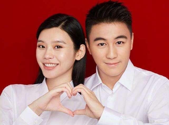 但外界不这么看。2017年11月20日上海维密大秀，奚梦瑶在T台上摔倒，央视网当时的标题写的是“维秘超模走秀不慎摔倒 淡定起身微笑走完全程”。十几秒的跪地，起身，笑着走完。海外网2018年11月9日的报道提到，她“一摔成名”后免面试直接上场2018年维密大秀，同期多名国模要面试或被刷。这两件事放在一