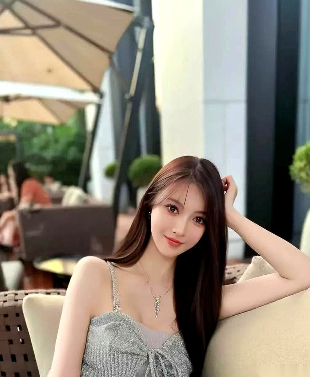 叶珂生下的女儿随了母姓，她跟黄晓明的恋情官宣71天后就删了博。
当年杨颖生小海绵，是去了香港产房、去了迪士尼，一家三口那两年全在镜头里拿足了排面的。
如今黄母生日合照和家族聚餐里都没有这个新生女孩的位置，黄家目前的应对是不承认、不否认也不发律师函。
昨晚我跟我老公聊起这事，我还纳闷，黄家为啥就不肯顺