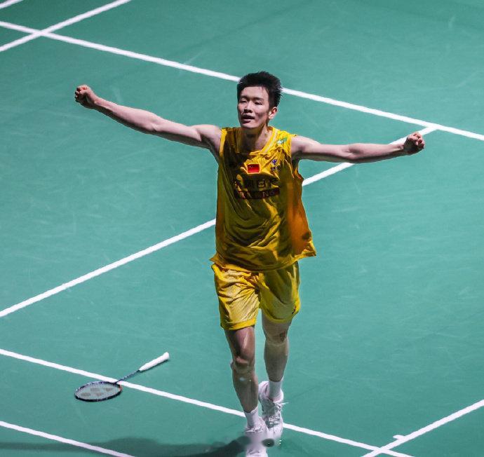 [我来了]中国羽毛球队超话 李诗沣21-19、21-19击败大马一哥...