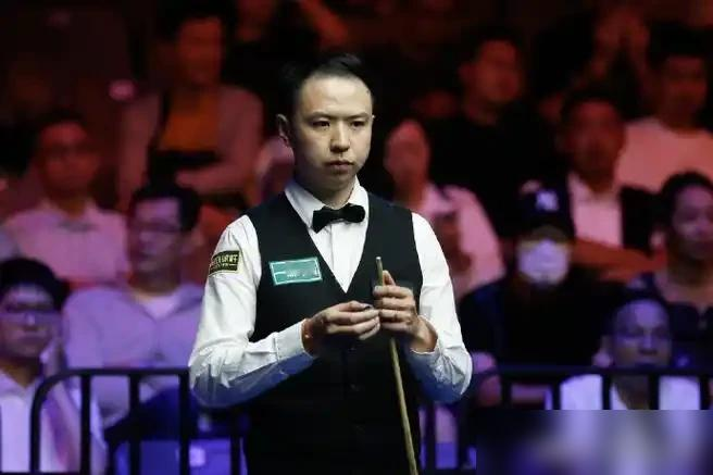 太离谱了，世界第11打业余选手，3-1领先，手握三个赛点，竟然能输？
这事就发生在9月8日的斯诺克英格兰公开赛，主角是中国选手肖国栋。他开局猛如虎，单杆96分、76分、76分，直接把世界排名81的对手打懵了。
可到了赛点，怪事发生了，肖国栋突然就不会打了，各种低级失误，防守漏球，进攻手软，眼睁睁