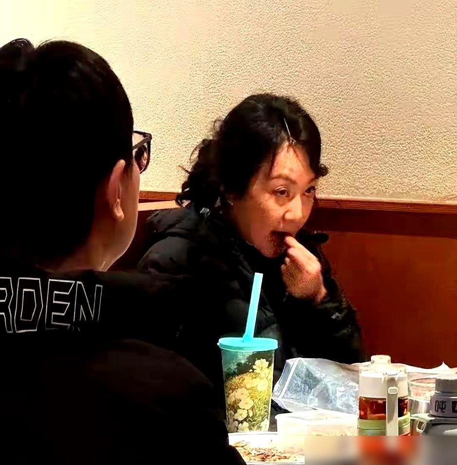 55岁闫妮坐在沈阳火锅店角落，没化妆，脸上的褶子被镜头拍了个一清二楚。
评论区立马有人喊“翻车”，好像女明星不把脸绷成一颗水煮蛋就对不起观众。
可闫妮自己压根没当回事。她不打针、不硬凹少女感，转头就进了《隐身的名字》剧组，演倪妮的妈，一个背着半生创伤的女人。今年十月又跟叶童搭戏，演银发婚恋喜剧，