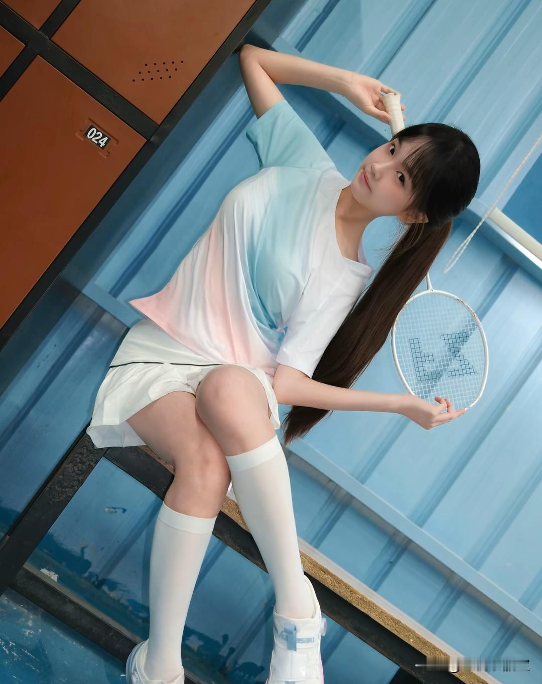 青春活力少女，运动风穿搭，羽毛球拍相伴，活力满满！🏸️💃🏻