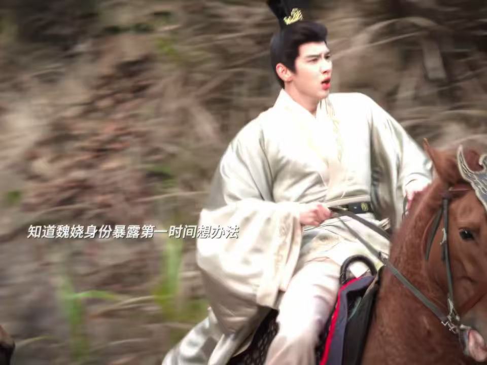 魏娆身份一掉马，戚仲恺眼神都变了：之前叫嫂子，现在直接抢人。一句“不是你妻便能是我的妻”，把陆濯醋坛子整面墙砸碎。古装雄竞写到这，谁还管礼法，观众只在弹幕喊“都要”！#嫁金钗两男争一女##戚仲恺演都不演了##嫁金钗# ​
