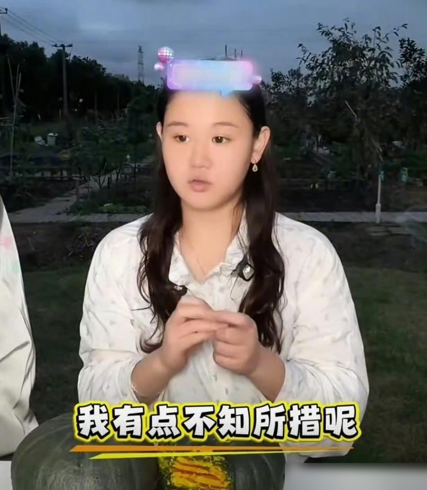 预告片里她冲着亲妈吼你把自己说得那么高尚，几千万人跟着骂。正片一播，这段没了。
就为抢个热搜第一，节目组把最扎人的话剪进预告，正片再悄悄删掉。锤娜丽莎都看不下去，说录制现场那些犀利话全被剪了。可网友哪管这些，骂完张家齐，转头就去冲她妈的账号，逼得人家只能关评论。
奖金怎么管、理财听谁的，本来就是