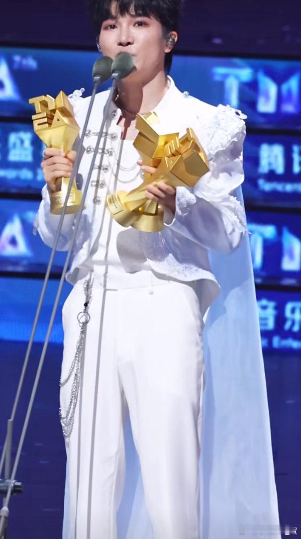 #周深[超话]##深深感激遇见米##周深新专辑反深代词##周深音乐之路有你有我# 
昨天晚上又梦见你了，宝宝，我是真要成梦女了吗
​