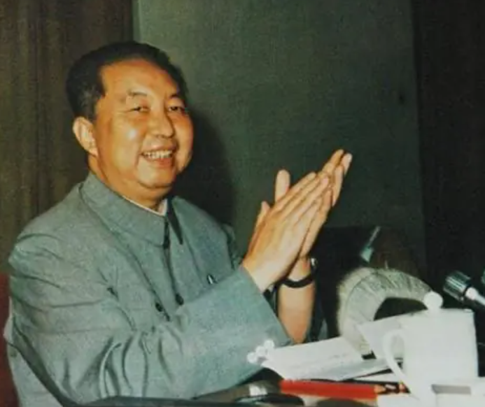 1974年，华国锋参加女儿家长会，旁边一位家长问他贵姓做什么工作，他的回答让人感动。



这事发生在北京一所普通的中学里，那天下午六点多钟，华国锋看到学校发来的家长会通知，二话没说就跟女儿一起出了门，他当时是中央政治局委员，还兼任着国务院副总理和公安部部长，按说这种级别的干部出门，怎么也得安排个车