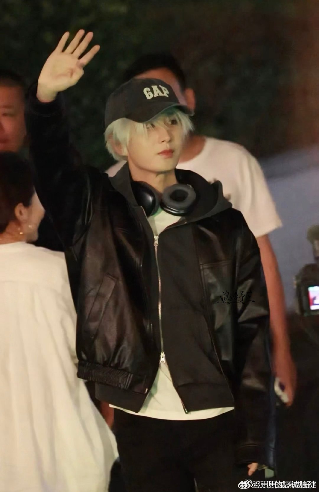 #成毅[超话]#哥哥的白发造型少年感爆棚 #六福珠宝给成毅送杀青花篮##狩谎成毅杀青##成毅白发# ​
