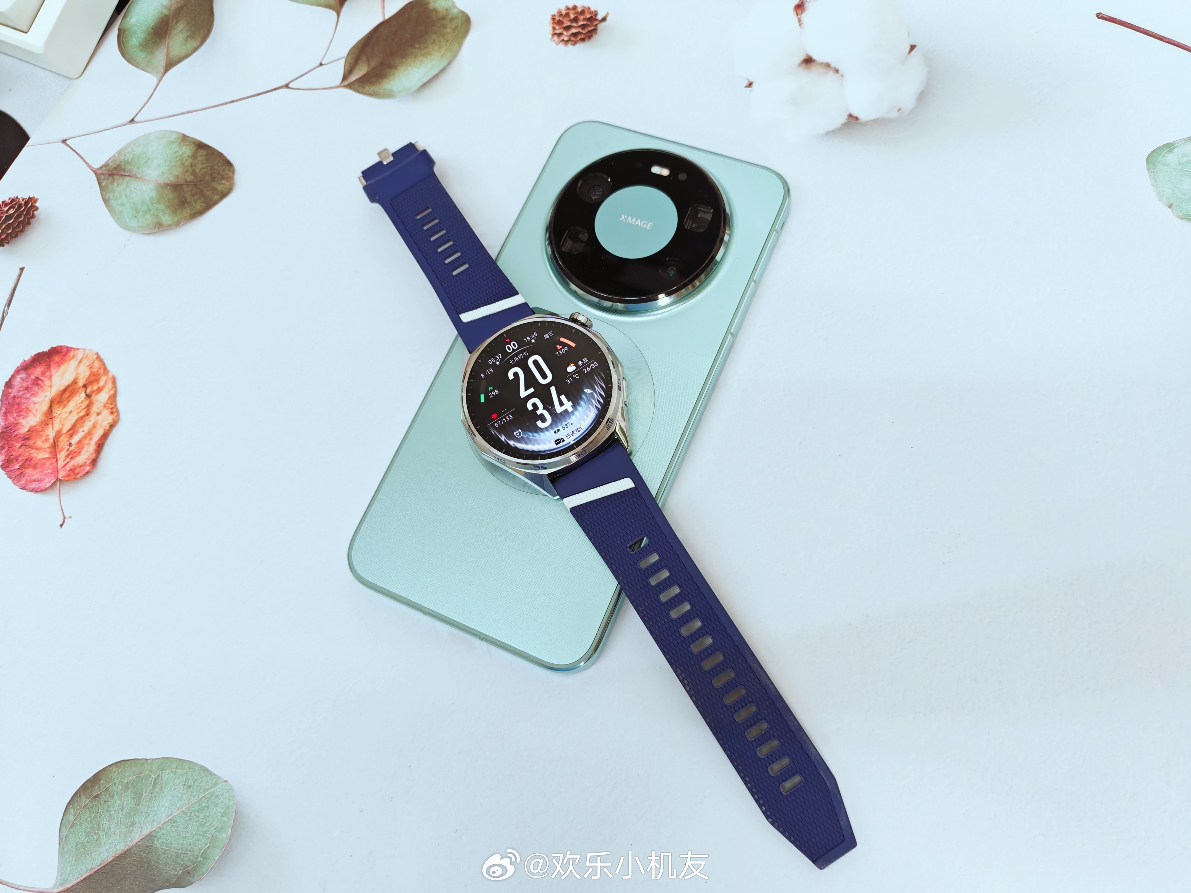 华为Mate 80 Pro Max，到底值不值得买？说实话，它确实不是完美的，有些小bug，鸿蒙生态和安卓比也有些细节还没跟上。但你要说它拉胯？那绝对不至于，优点同样一大把。值不值？简单聊几句我的真实感受。

刚升级的鸿蒙7.0算是给这台机子开了光。之前可能还觉得它是硬件堆料，现在系统一配合，流畅度、 ​