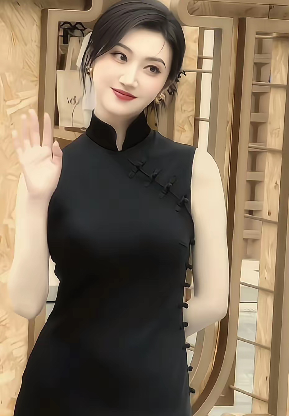 景甜一袭黑色无袖旗袍亮相，身段韵味拉满，被网友称作内娱旗袍天花板✨
身姿温婉大气，旗袍勾勒出独特东方美感，一颦一笑皆是风情。
你心中还有哪位明星穿旗袍惊艳到你？评论区聊聊

景甜 景甜旗袍造型 旗袍美学 内娱造型 女明星红毯