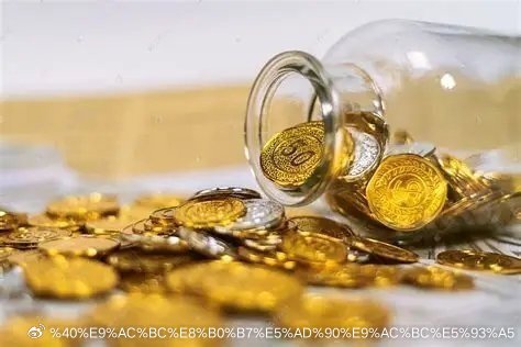 外媒最近注意到了一组有意思的对比。 
 
一边，是中国人在以创纪录的速度存钱。我们公布了一组数据：今年前7个月，中国存款增加了17.79万亿，其中住户存款增加6.95万亿，相当于每个月存下接近1万亿。而同期，银行存款利率还在不断下调。 
 
另一边，是国产制造在以肉眼可见的速度增长。于是外媒提了一 ​