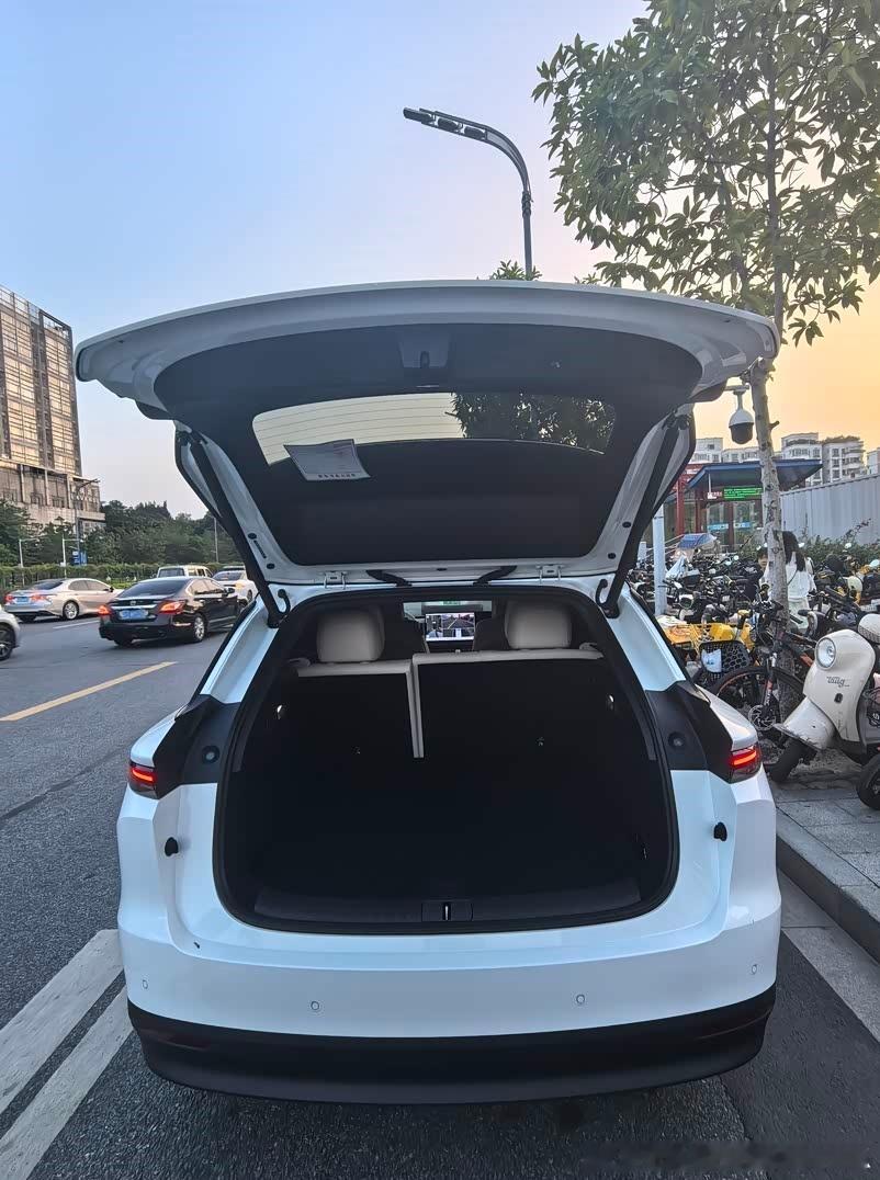 24.98 万起的理想 i6，一台轴距 3000mm 的中大型大五座纯电 SUV，真的刷新了我对 25 万级电车的认知。没有第三排的妥协，后排腿部空间宽裕，后备箱放下全套露营装备、行李箱完全无压力。800V 高压平台加持，5C 超充 10 分钟就能补能 500km，就算没有家充，长途自驾也不用焦虑。皇后座椅、车载冰箱、通 ​
