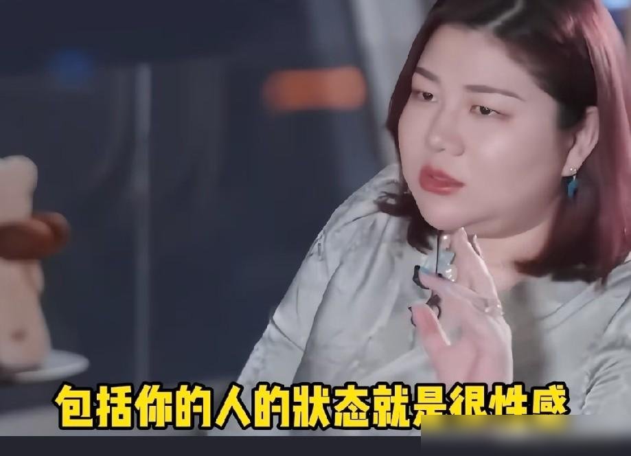 杨天真让赵奕欢死磕“高级性感”，39岁了，这条路真能走通吗？
赵奕欢上恋综，话题又起来了。网友扒出她《乘风2024》跳《潇洒小姐》，弹幕全是“爷青回”。再往前，体能综艺《势不可挡》里她硬拉、翻轮胎，一点没端着。
可现实是，戏没断，水花不大。出道十几年，观众记得的还是那个“宅男女神”的标签。
杨