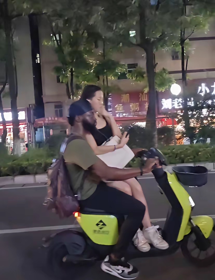 网传一幕引人热议，和外籍同伴出行，坐电动车就不好意思露面。外网不少人还...