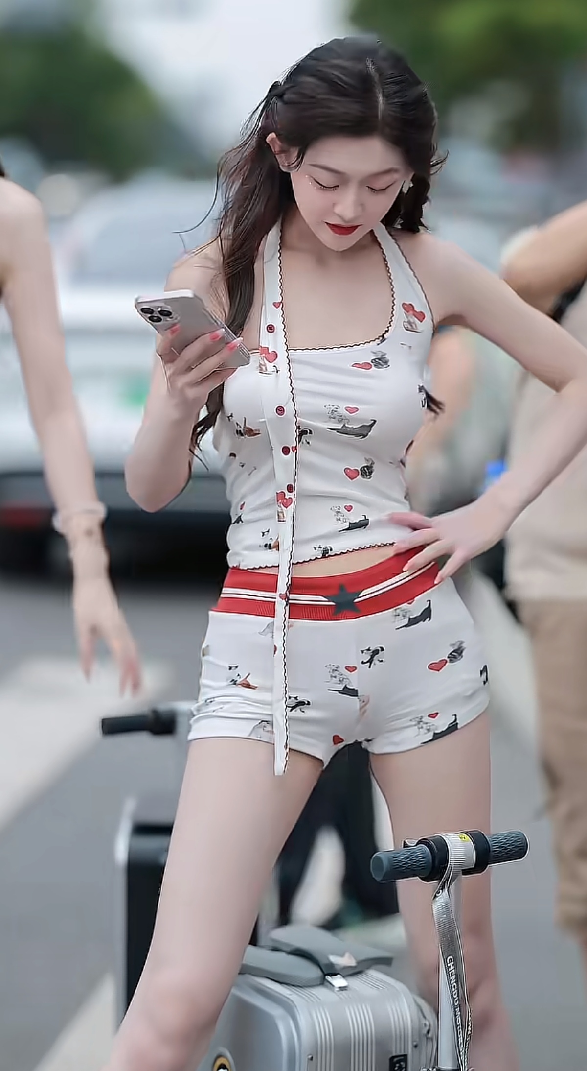 真有人皮肤这么白吗？ 还是美颜用的太过了，网红美女身着背心短裤户外直播...