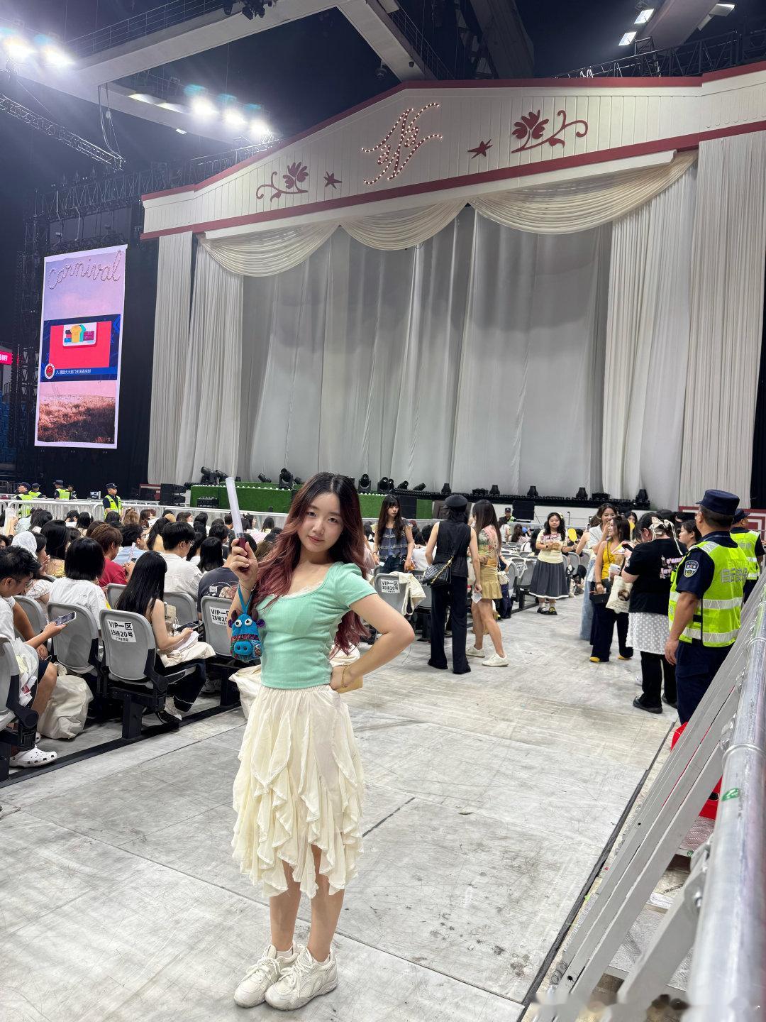 看娜比演唱会啦
但是这个手机拍的
在相机面前
显得很一般啊
#欧阳娜娜playlist嘉年华演唱会#  ​