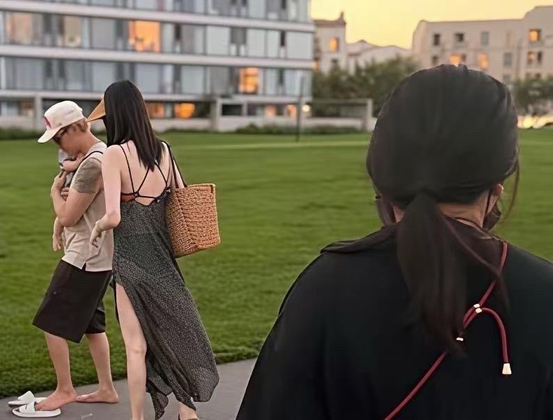 网友偶遇￼陈伟霆⁠￼￼、￼何穗⁠￼￼夫妻俩现身￼阿那亚度假⁠￼￼。陈伟霆化身奶爸，小心翼翼怀抱着儿子，动作温柔熟练。 ​