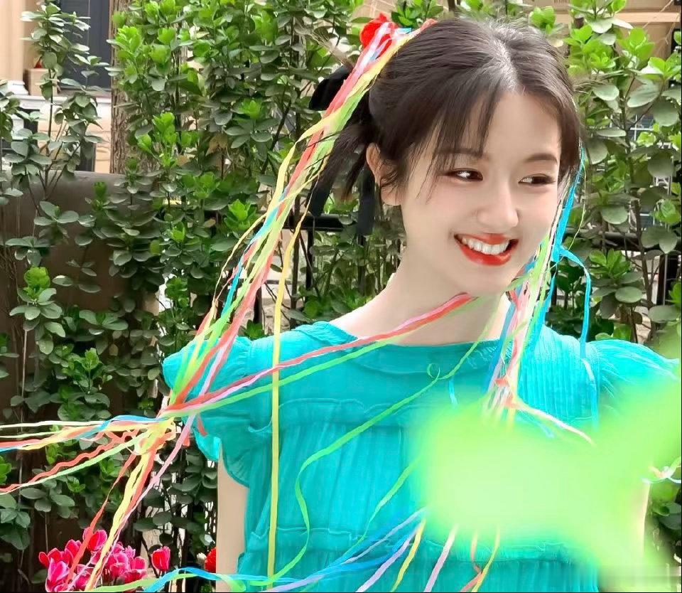 #李兰迪[超话]#  lld#李兰迪叶桃# lld#李兰迪# 

隧道里的灯带向后滑落，车内只有呼吸和里程数的跳动，跟随奥迪E5 Sportback体验大使 ，不去定义起点与终点，只是让每一次转向都干净、利落。

​