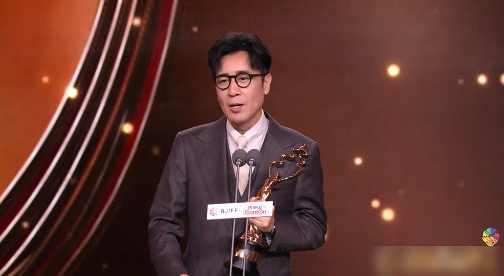 张译段奕宏在台上直接跟于和伟玩起了老鹰捉小鸡，你敢信？这可是在北影节的...