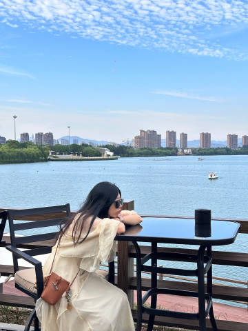 紫阳老街偶遇好多人排队的海苔饼，撞了南墙。灵湖吸氧开始，二沙岛无人版+...