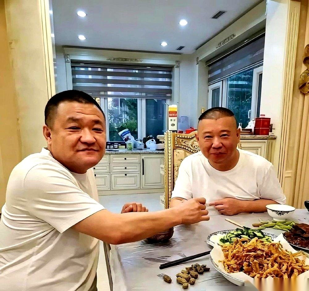 郭德纲在武汉演出赔了钱，停演受罚，搭进去整整64万。
于谦转头进了《老江湖》剧组，定在中秋演他的退休老警察。
那场长达67天的停更里，至今没见谁公开站出来表过一个字的态。
换作普通人合伙做买卖，碰到这阵仗，早就该撕破脸了。
一边摊上事受罚，另一边跟没事人一样照常接戏，外人眼里看着总觉得不对劲：你怎么