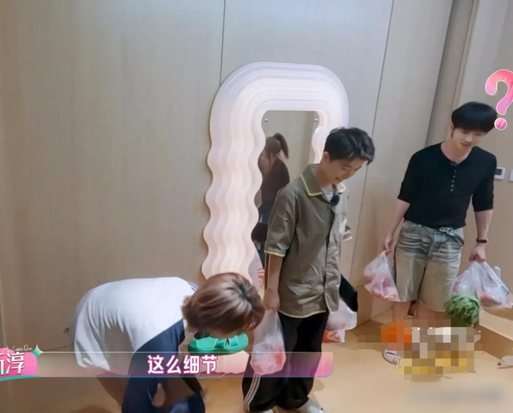 谢楠去陈妍希家做客，进门先掏出一双厚底拖鞋换上。不是客套，是真把闺蜜家当自己窝了。
俩人往沙发上一瘫，聊父母养老，谢楠说爹妈自己订好了养老院，定金都交了，压根没跟她商量。陈妍希听完直点头。
这交情能处十年，靠的不是天天腻歪。当年陈妍希婚礼被全网嘲，谢楠二话不说飞过去救场。后来陈妍希练舞没场地，谢