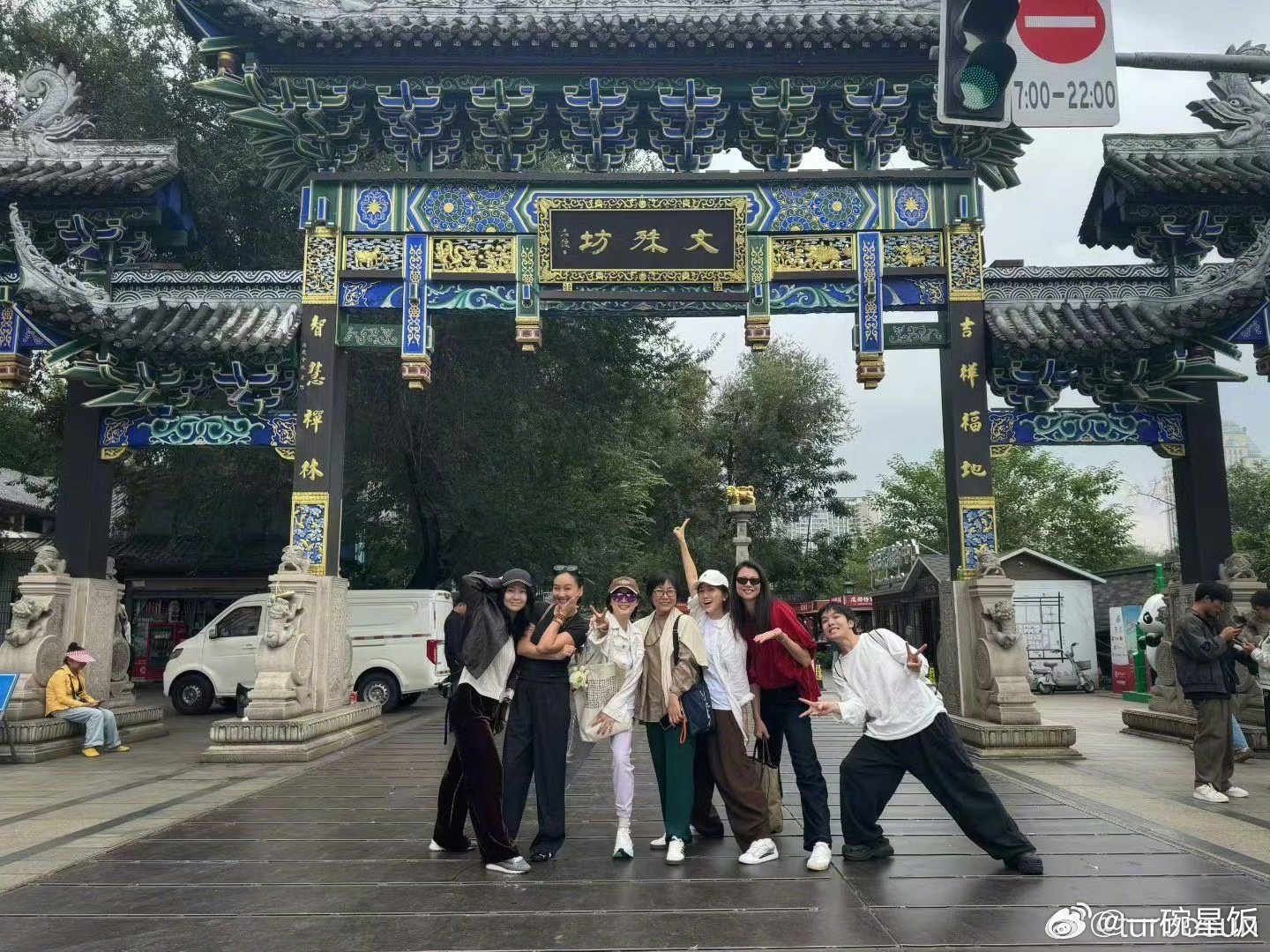 #孙俪和王雯琴吃饭##孙俪晒与王雯琴自拍照#谁懂王雯琴在成都吃炒饭的含金量啊，这绝对是真爱了。看着孙俪那满脸问号的样子，这画面真的太有喜感了。 ​