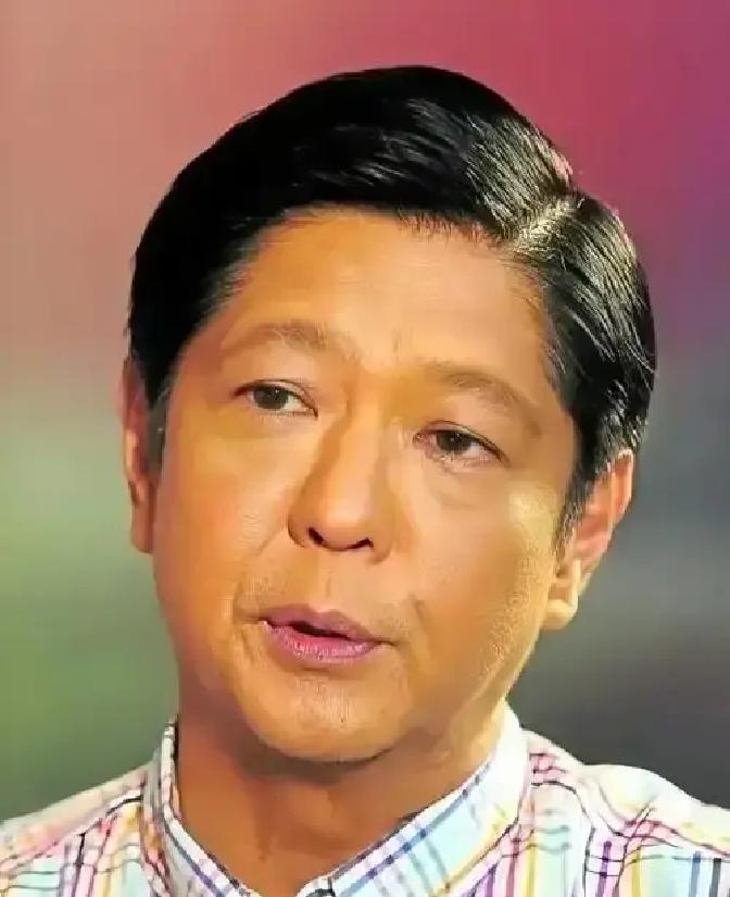 很多人可能不知道菲律宾的黑历史，它被西班牙殖民了333年。
 
马尼拉王城内，西班牙总督府的阴影下，佩德罗·马班泰正用鹅毛笔蘸着墨水，小心誊抄一份教会花名册。他的菲律宾名字曾是“巴达安”，但如今，他穿着浆硬的西班牙式衬衫，胸口挂着十字架，只为一个卑微的愿望：让儿子进入教会学校，将来或许能当个低级文员