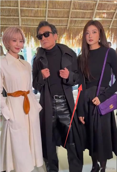 巴黎时装周现场小插曲：梁家辉互动不慎触碰孙千，临场氛围尽显体面
2026年巴黎CELINE 2027夏季大秀现场群星云集，梁家辉、刘诗诗、孙千、王安宇等同框看秀、集体合影，成为本次时装周的热门名场面。整场活动氛围松弛优雅，一众艺人状态在线、氛围感拉满，不过现场镜头也捕捉到一段短暂的暖心小插曲，引发网