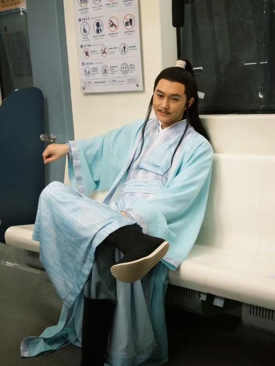 #张智霖cos陆小凤##我以为这个张智霖是Ai#看完这支VCR之后更加期待演唱会现场，好奇这段短片在大屏播放的时候，又会带来怎样震撼的现场效果。 ​