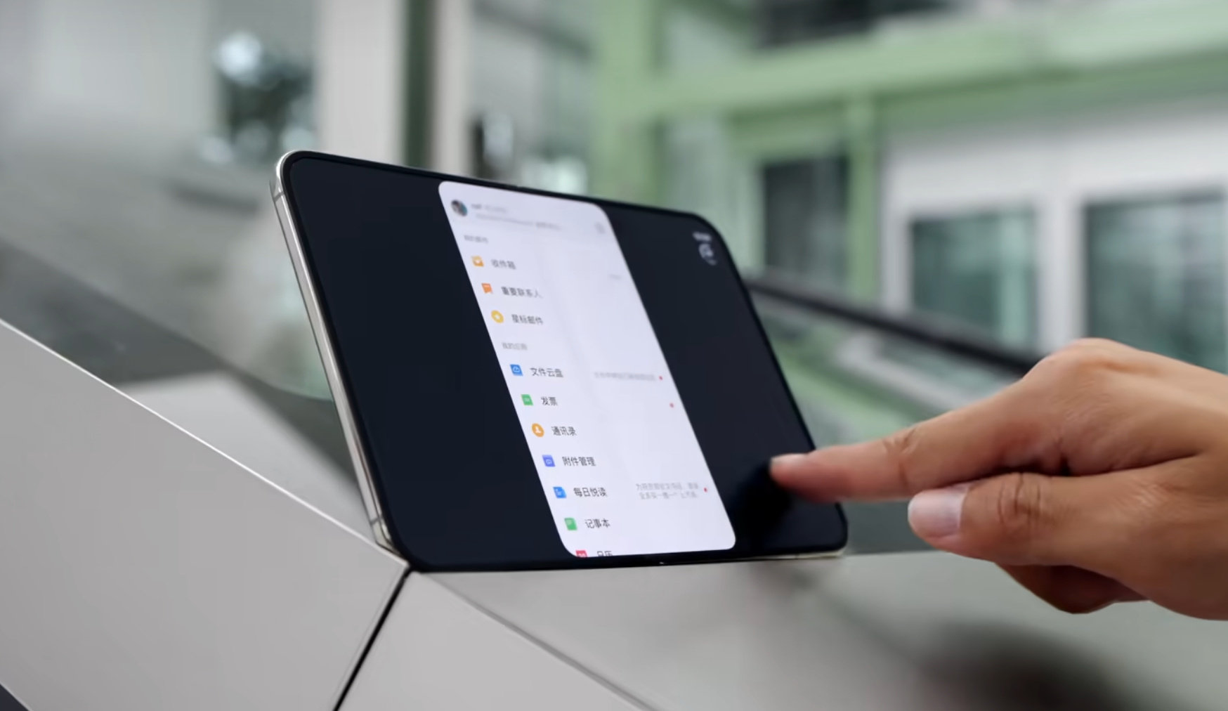 #iPhoneDuo微信不适配# 花一两万买个折叠屏，打开微信直接傻掉了[捂嘴哭][惊恐]。满屏大黑边，没法双端登录，感觉纯纯一个砖头啊。硬件再牛，软件拉胯也白搭。官方一句“未接到反馈”，消费者麻麻了[允悲][允悲] ​