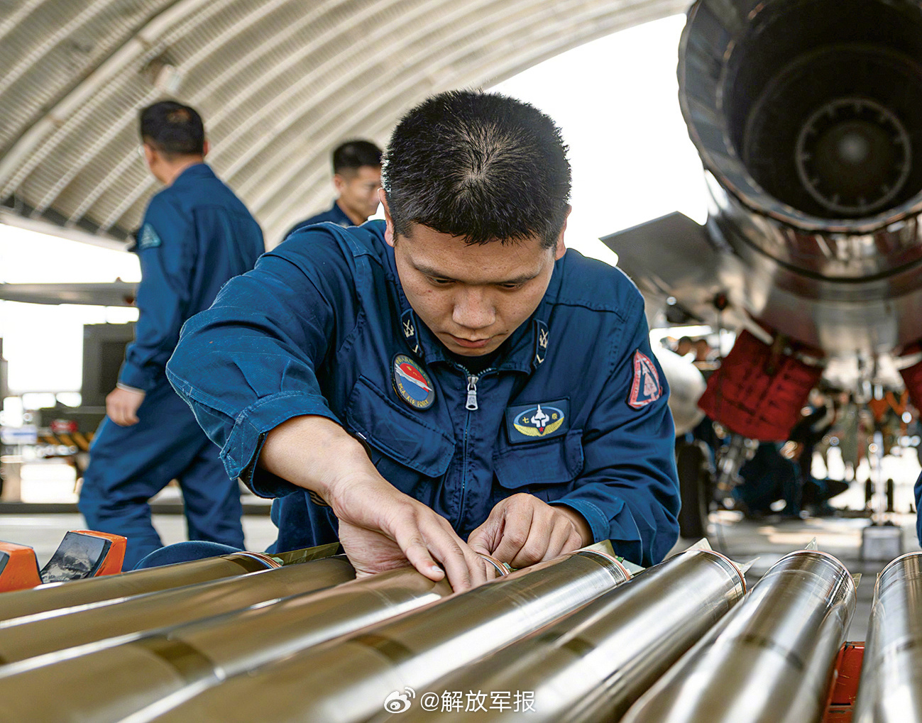 【鏖战云端！空军某部实弹地靶训练】初夏，空军某部模拟训练中心内，一派火...