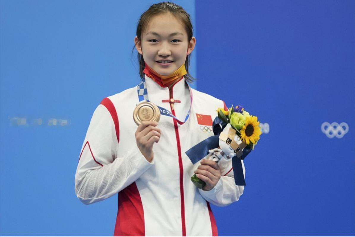 亚运五金游泳女将李冰洁
 
碧波逐浪，初心如初。作为中国女子中长距离自由泳的领军人物，河北泳将李冰洁凭借坚韧的意志与顶尖实力，两度征战亚运赛场，在名古屋亚运会斩获五金荣耀，成为亚洲泳坛当之无愧的长距离女王，续写中国游泳的青春荣光。
 
李冰洁自幼与泳池结缘，根植于河北游泳沃土。从保定启蒙训练，到入驻