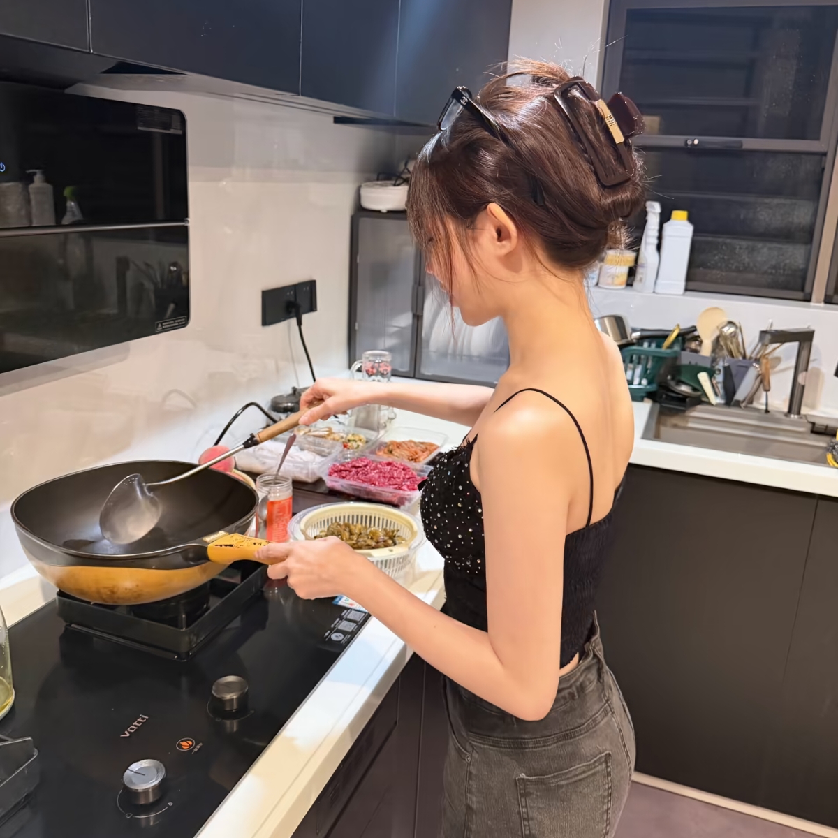 深圳流行的反向离婚，很多人听完都觉得刷新认知。
 
说白了就是红本换蓝本，法律上已经不是夫妻，但依旧搭伙过日子。民间调查说一线城市超三成离异夫妻这么选，深圳最多。夫妻名分没了，可爸爸妈妈的身份不变，优先稳住孩子的生活。
 
搁以前要被指指点点，现在大家看开了，合得来就在一起，不合适就解除婚姻，家庭框