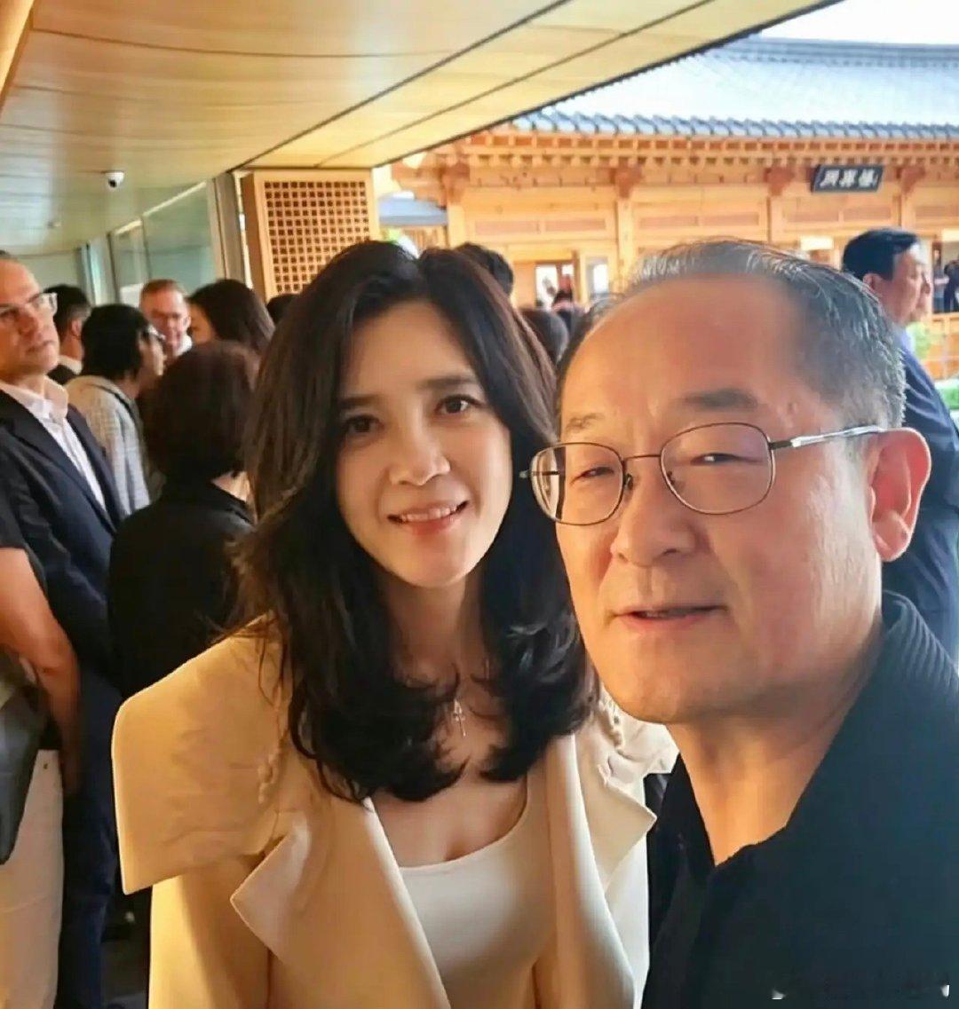 三星长公主李富真和19岁儿子一起参加首尔艺术周开幕活动。她都已经56岁了，状态看起来超好，皮肤很白，气质出众，穿衣打扮时尚又贵气，又美又飒！ ​