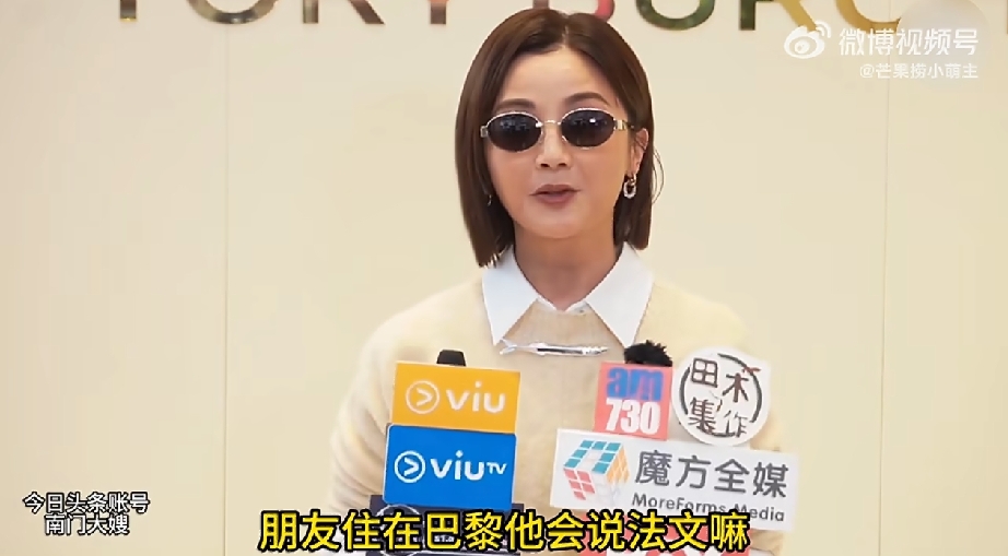 蔡卓妍今天跑活动，记者眼睛贼尖——咦，婚戒呢？阿Sa秒回：开工不能戴别的牌子首饰嘛，戒指锁家里保险箱了，别瞎脑补！

然后重点来了，求婚那段真的绝。她老公（比她小10岁的健身教练）早就把局布好了——拉上容祖儿和助手飞巴黎，订好餐厅，全桌人都是&