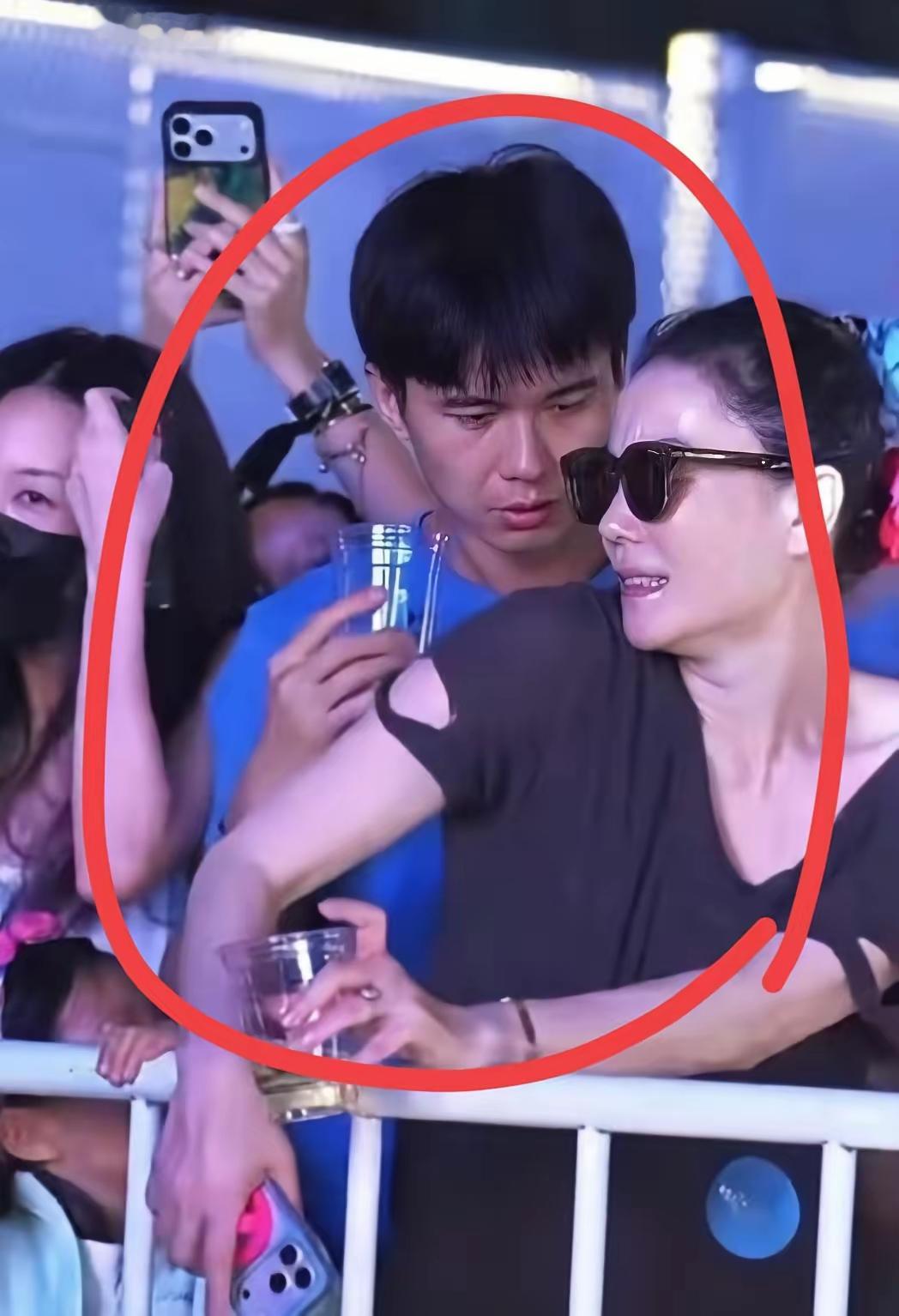 真为谢霆锋和李亚鹏感到不值。
王菲虽说年纪摆在这，
看现场这些动作的熟练程度，
想必也不是第一次这样亲密接触。
到底算不算单纯的男闺蜜不好下定论，
但我始终相信，男女之间很难存在纯粹的友谊。