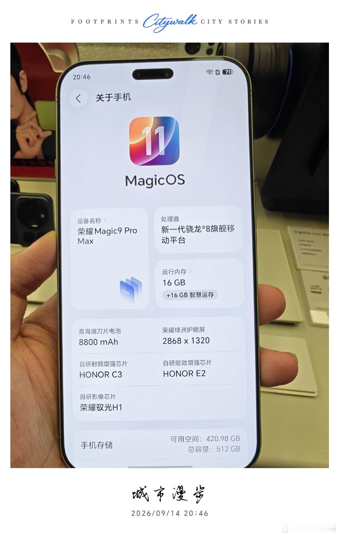 #荣耀Magic9是iPhone18视频强劲对手#
昨天上手摸了摸#荣耀 Magic9# Pro Max，金属机身质感确实棒，防刮耐磨黑钻屏，8800mAh电池同档最大，还有阿莱影像加持的双两亿镜头，今年的荣耀配置真的拉满了！ ​