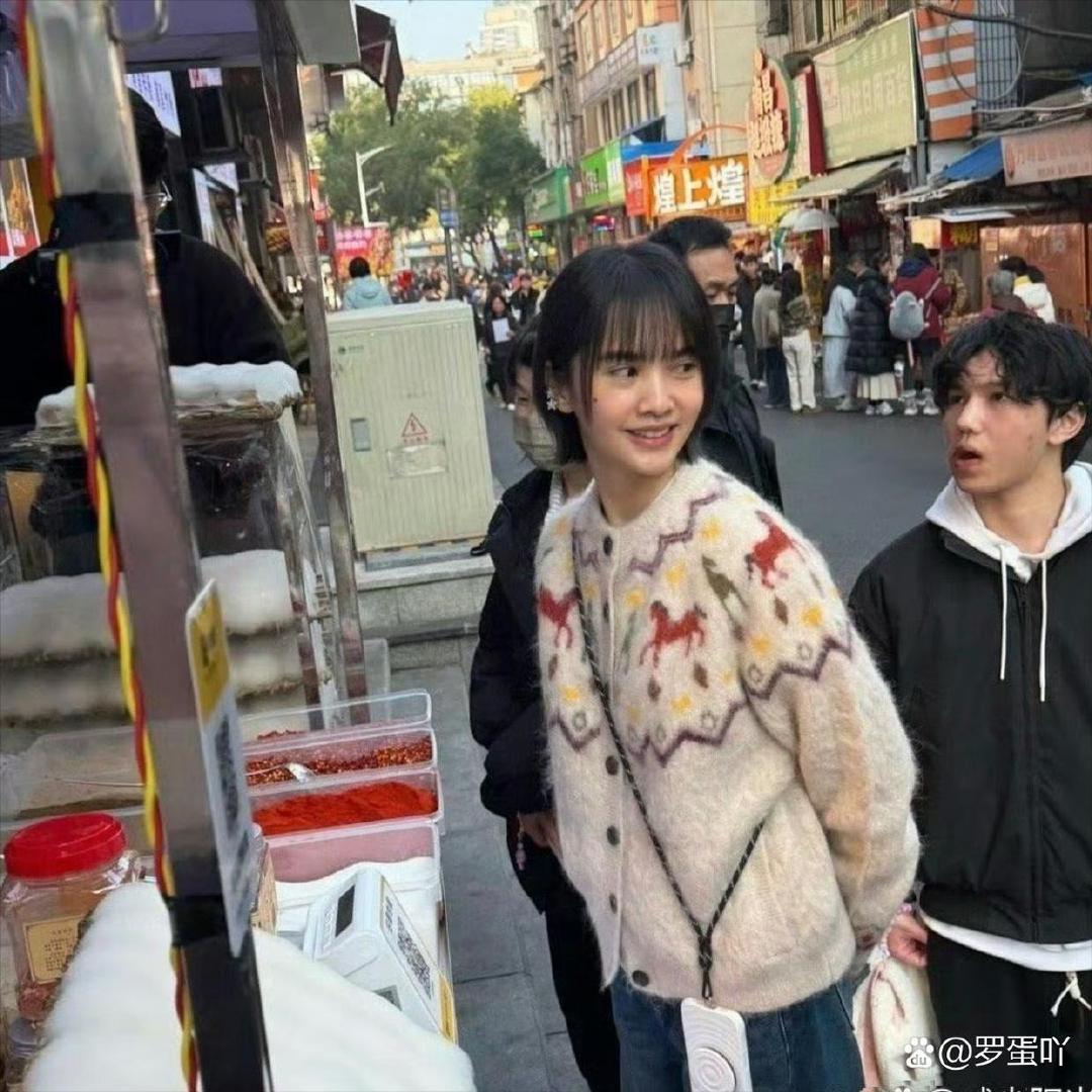 杨丞琳在南昌小吃街被偶遇了！都41岁了，真人看着一点不像，短发特活泼，身材保持得超好，整个人状态超年轻！ ​