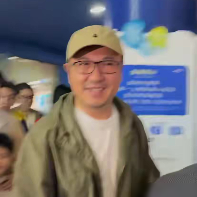沈腾一家逛欢乐谷，照片一出来，评论区先炸了。
王琦背着包、拎着水，全程跟着孩子跑，沈腾两手空空走在旁边，不牵手，也不接包。
有人骂他不体贴，有人替他解释：人家这是松弛感。
可你翻翻旧账，王琦婚后基本退了，家里家外一把抓。沈腾自己说过，当年是被逼到那个份上才求的婚。
《女婿上门了》里，老丈人当