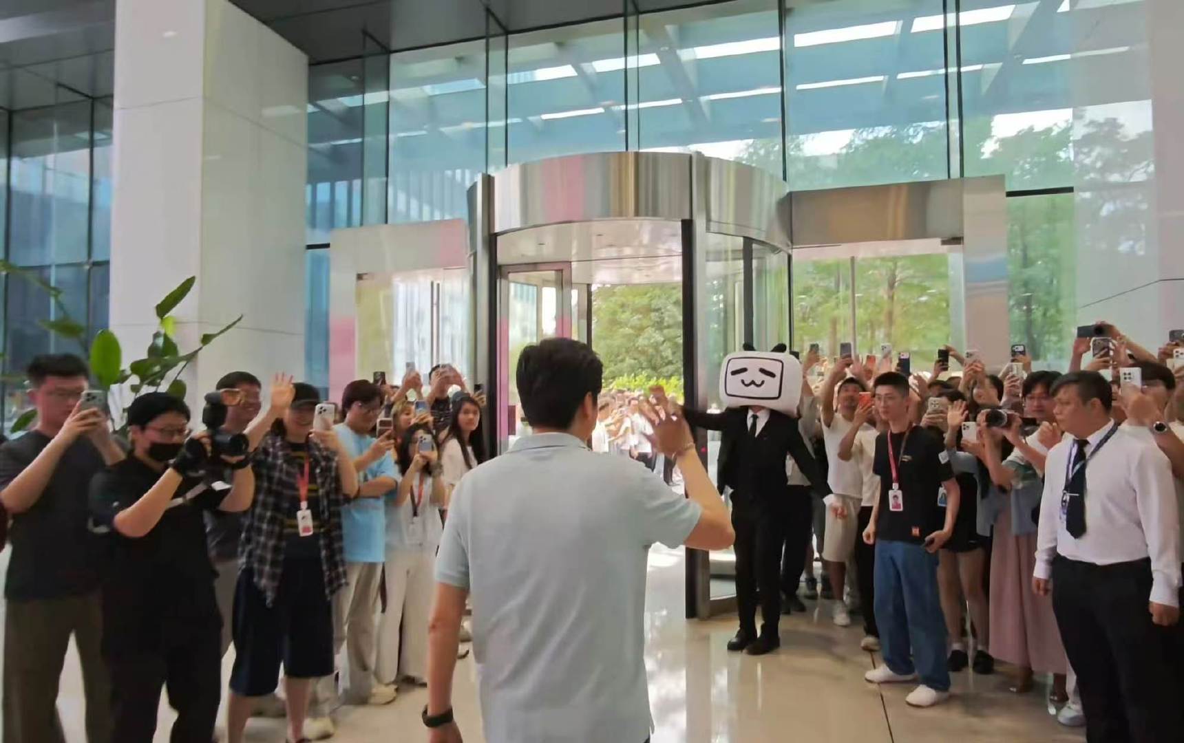 #雷军AreYouOK十一年了# 人设营销很容易翻车，但内容是最稳固的底气。雷军在B站靠一条条视频对话用户，不靠头衔博取好感#雷军发b站十年了# ​
