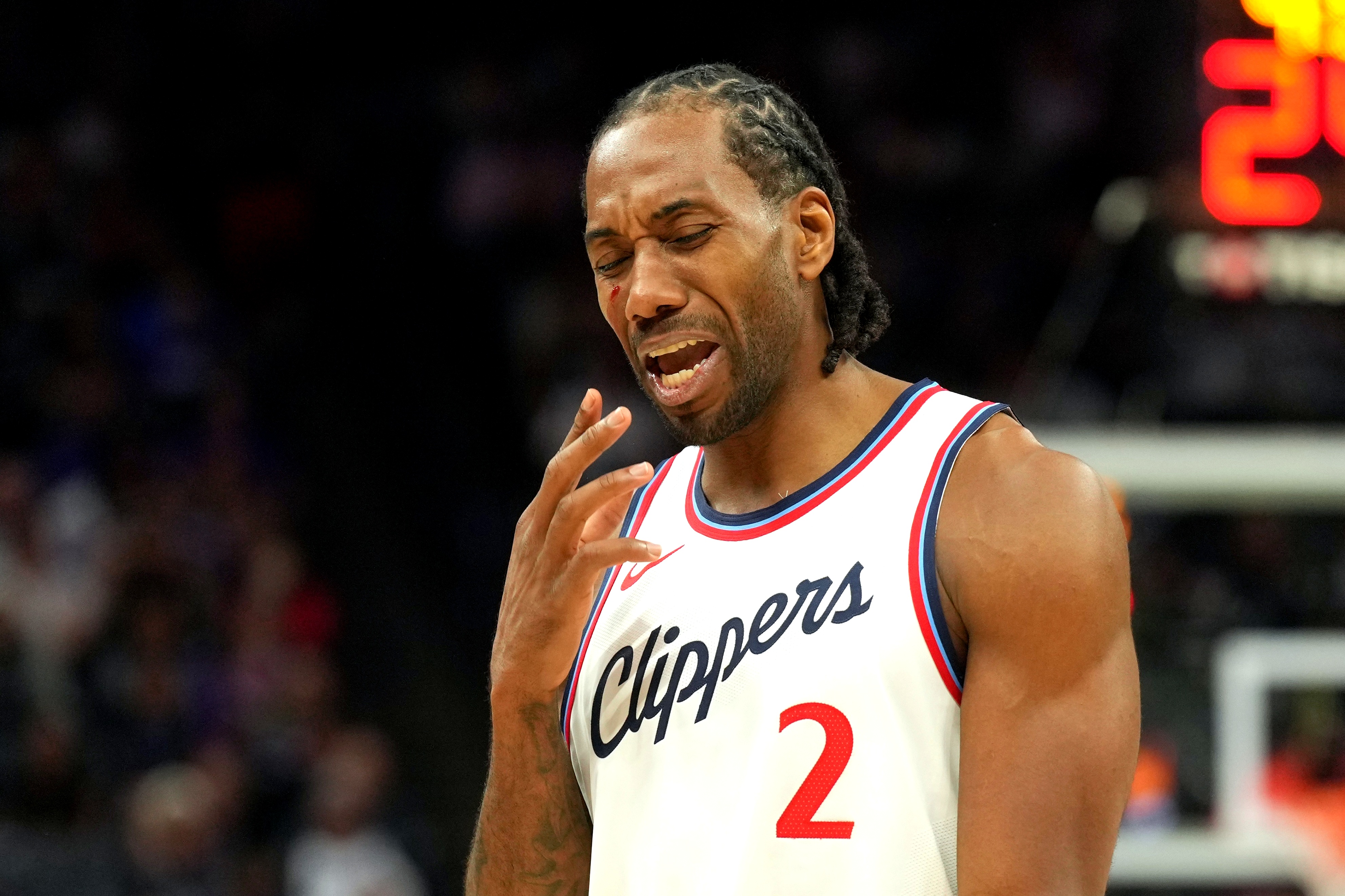 在NBA赛场之上，科怀·伦纳德一直是最特殊的存在。手握两座总冠军、两座总决赛最有价值球员奖杯的他，是联盟顶级的攻防巨星，却常年以极致的冷静与沉默示人，几乎从不肆意流露情绪。但近期，这位素来不苟言笑的球星却罕见展露笑容，甚至主动开启垃圾话模式，引发了无数球迷的热议。而这份难得的情绪外放，还要从一场中国