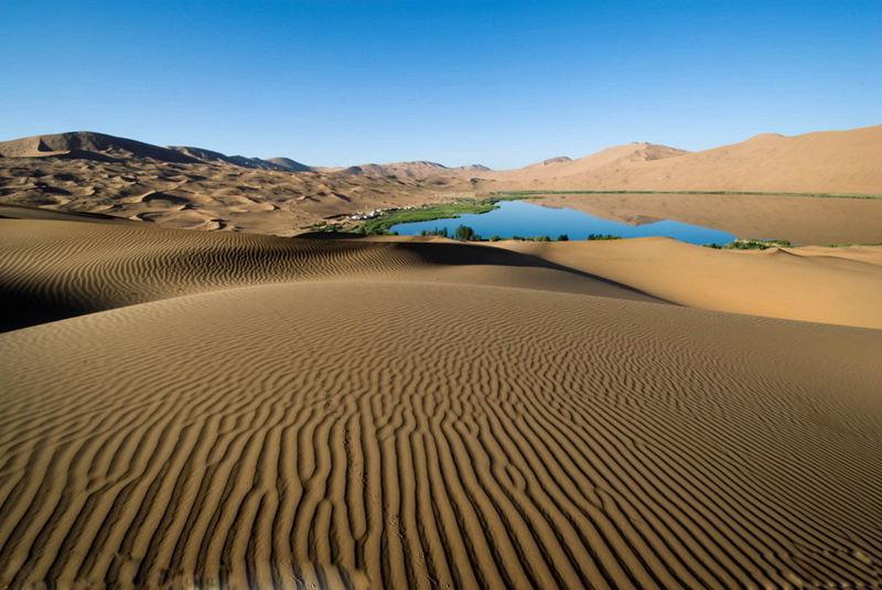 【我国南疆塔克拉玛干沙漠发现两处大型地下水水源】消息一出，不少网友都在关注，这片大沙漠里面找到地下水源，这件事让人十分意外。
 
塔克拉玛干沙漠常年干旱缺水，很多人都叫它死亡之海，自然环境十分严酷。科研人员在这片广袤的沙漠开展勘探工作，找到了两处大型地下水源。水源储量可观，水质也达到可利用的标准，算