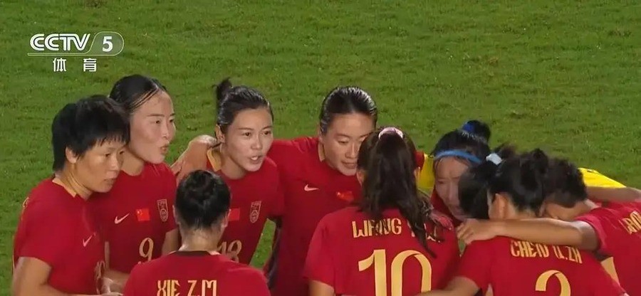 中国女足0-2朝鲜全场仅1脚射正，半年从2-1逆转到被打回原形，10月2日铜牌战再输连奖牌都没了，米利西奇赛后那句话更扎心
第53分钟，姚伟在禁区内头球解围，皮球却击中立柱弹进自家大门。这个乌龙球像一记闷棍，把中国女足最后一点心气打散了。
一、半年反转，遮羞布被彻底撕掉
半年前亚洲杯，王霜补时绝杀，