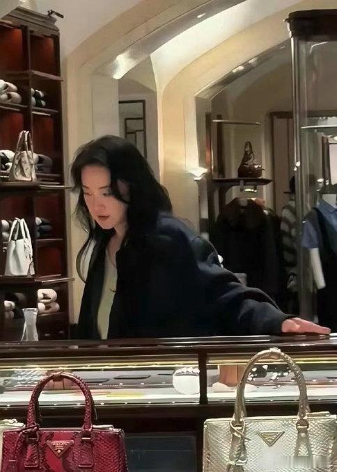贾玲减肥后真的是“女大十八变了”
大家喜欢现在的贾玲还是以前的贾玲呢？ ​