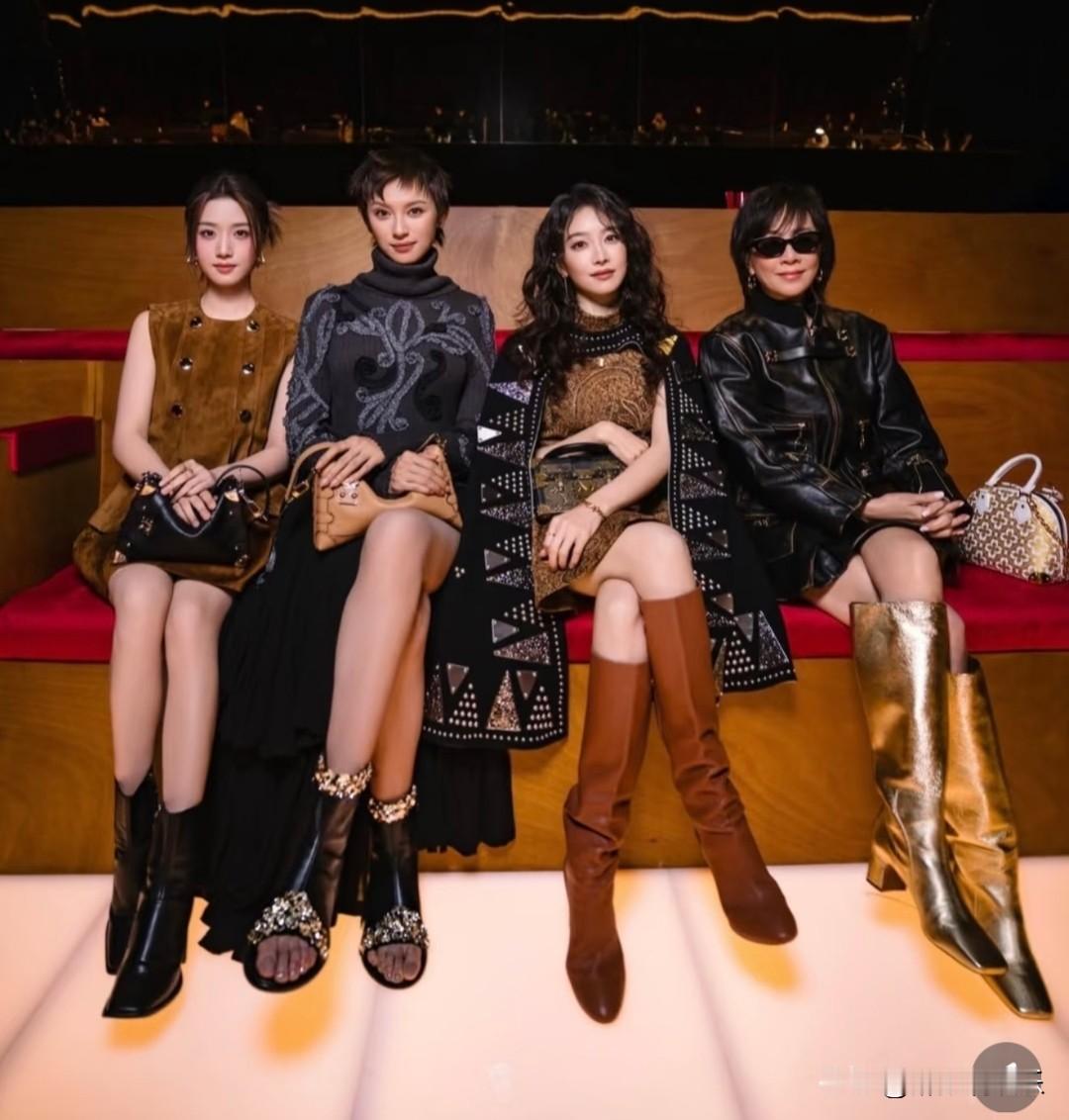 四位身着时尚衣装、坐姿优雅且气质超凡的佳人是谁？特别是最右侧那位戴着黑...