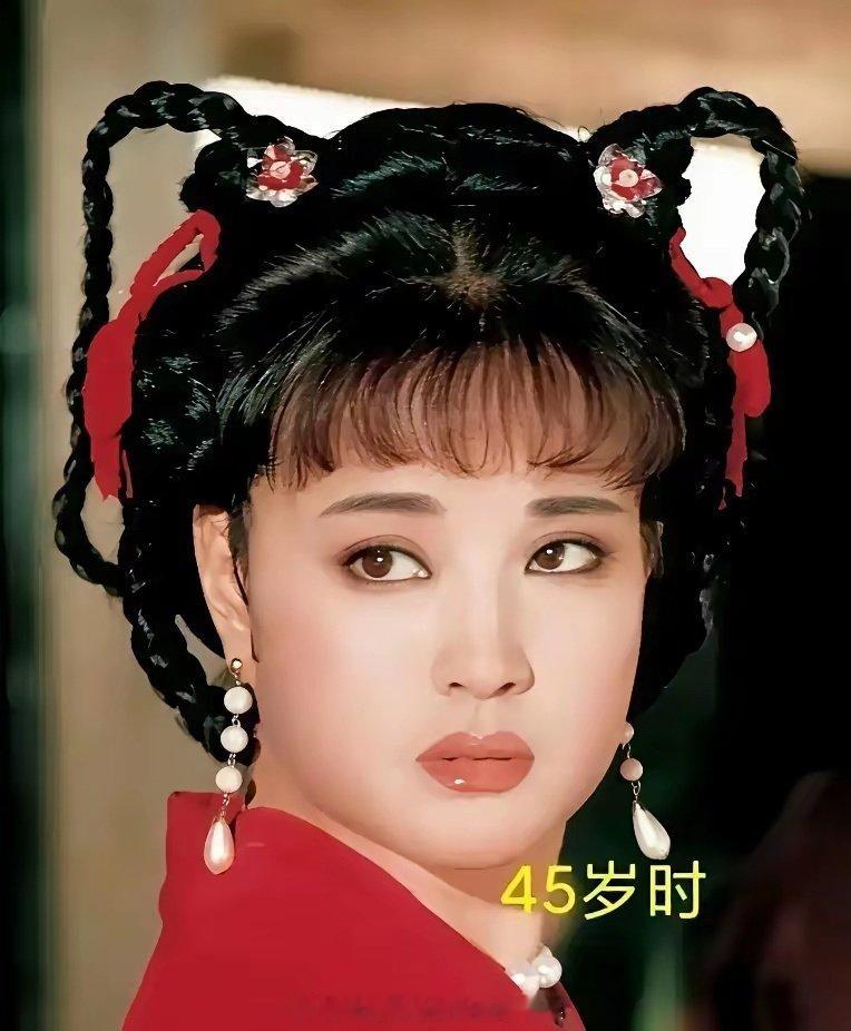 刘晓庆两次饰演武则天，跨度长达30年，但是妆容看起来真的变化不大！ ​